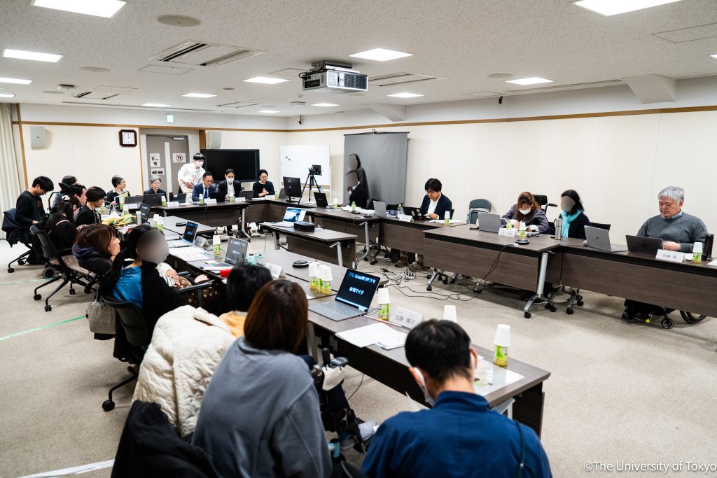 当事者評議会が開かれている会議室の様子